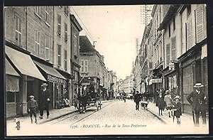 Carte postale Roanne, Rue de la Sous-Préfecture, vue de la rue