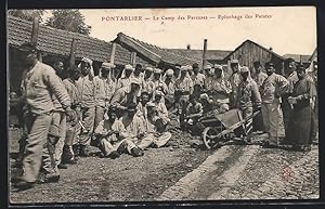 Carte postale Pontarlier, Le Camp des Pareuses, Epluchage des Patates
