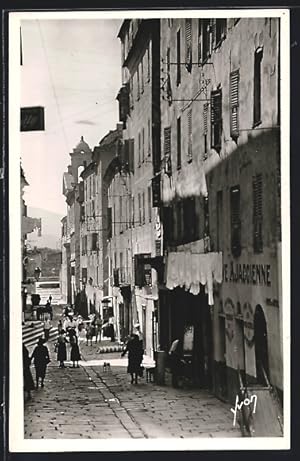 Carte postale Ajaccio, Vieille rue avec des passants