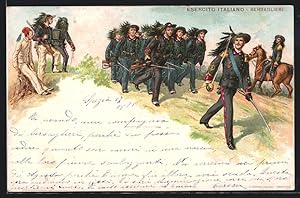 Cartolina Italienische Soldaten mit Federn an den Hüten marschieren über einen Hügel