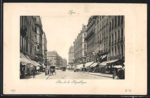 Carte postale Lyon, la rue de la République animée, des passants, attelages, tramways, les devant...