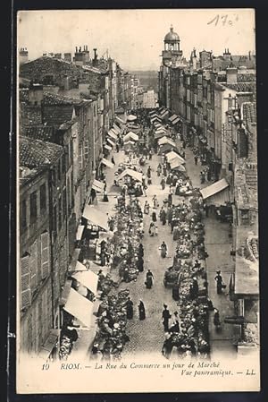 Carte postale Riom, La Rue du Commerce un jour de Marché