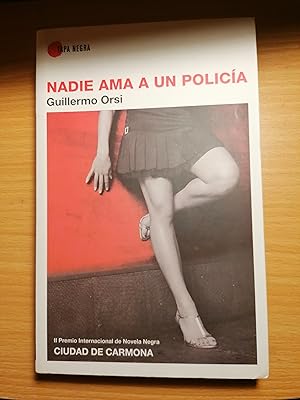 Seller image for Nadie ama a un polica: Premio Internacional Ciudad de Carmona (Tapa Negra (almuzara)) for sale by Libros Ramban