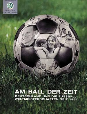 Bild des Verkufers fr Am Ball der Zeit - Deutschland und die Fuballweltmeisterschaften seit 1954 - Ausstellungskatalog zum Verkauf von AGON SportsWorld GmbH