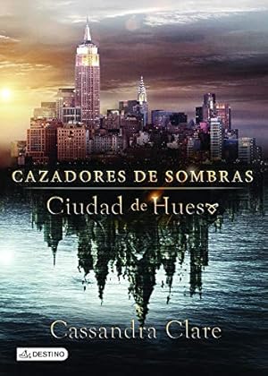 Bild des Verkufers fr Ciudad de Hueso / City of Bones (Cazadores De Sombras / the Mortal Instruments, 1) zum Verkauf von WeBuyBooks