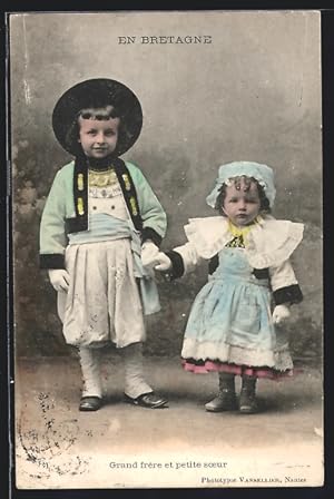Bild des Verkufers fr Carte postale Grand frre et petite soeur, des enfants en costume typique der Bretagne zum Verkauf von Bartko-Reher