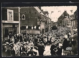 Carte postale Neuvy-Saint-Sèpulcre, Procession du Prècieux Sang