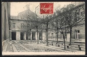 Carte postale Clermont, Maison Centrale, Preau N°1, Entree de la Chapelle