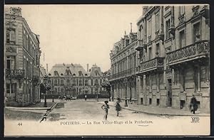 Carte postale Poitiers, La Rue Victor-Hugo et la Prefecture