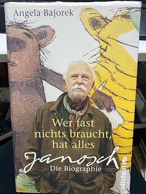 Bild des Verkufers fr Wer fast nichts braucht, hat alles : Janosch ; die Biographie. Oh, wie schn ist Panama, Tigerente und der kleine Br - Janosch ist der bekannteste deutsche Kinderbuchautor. Sein Werk umfasst ber 300 Bcher, bersetzt in 40 Sprachen. ber ihn selbst wei man nur wenig. Angela Bajorek ist es gelungen, von Janosch Einblicke in sein bewegtes Leben zu erhalten. In seinen Kinderbchern erschuf Janosch phantastische Welten - und damit einen Kontrast zu seiner eigenen schwierigen Kindheit. 1931 im oberschlesischen Hindenburg (heute Zabrze) geboren, haben die Gewalterfahrung zu Hause und in der Jesuitenschule ihn zu einem Traumsucher gemacht und zu einem zwischen Humor und Sarkasmus schwankenden Eigenbrtler. In ihrer einfhlsamen Biographie prsentiert Angela Bajorek Janosch als faszinierenden Knstler, aber auch als ungewhnlichen, durch Krankheiten gezeichneten und dennoch optimistischen Menschen - als einen Mann, der nach einem aufregenden Leben heute groe Ruhe und Gelassenheit ausstrahl zum Verkauf von bookmarathon