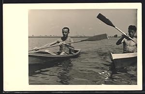 Ansichtskarte Zwei junge Männer mit Ruderbooten