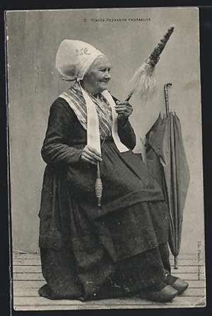 Ansichtskarte alte Bäuerin aus Vendée mit Spindel