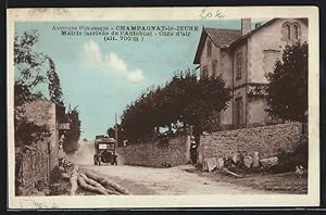 Carte postale Champagnat-le-Jeune, Mairie (arrivée de l`Autobus)