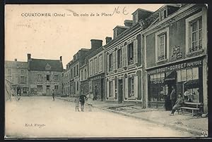 Carte postale Courtomer, Un coin de la Place