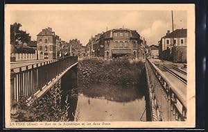 Carte postale La Fere, Rue de la République et les deux Ponts