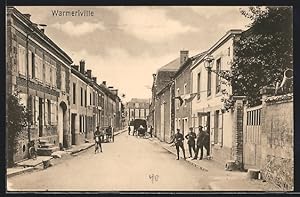 Carte postale Warmeriville, vue de la rue avec dt. des soldats