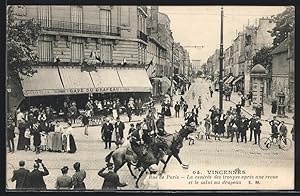 Carte postale Vincennes, Rue de Paris, La rentrée des troupes après une revue et le salut au drapeau