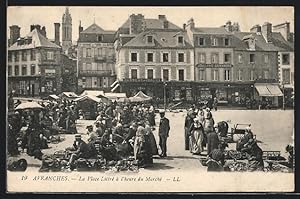 Carte postale Avranches, La Place Littré à l`Heure du Marché