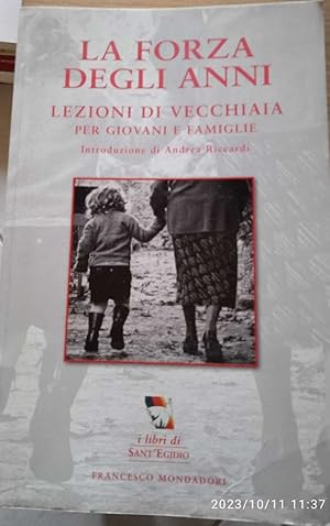 Immagine del venditore per La forza degli anni. Lezioni di vecchiaia per giovani e famiglie venduto da librisaggi