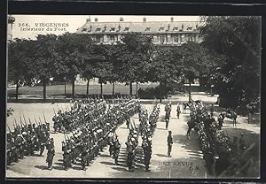 Carte postale Vincennes, Intérieur du Fort, Une Revue