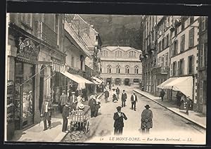 Carte postale Le Mont Dore, Rue Ramon Bertrand avec commercesn