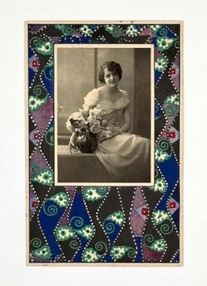 Motivpostkarte (Mädchen mit Blumenvase) mit Stoffmuster.