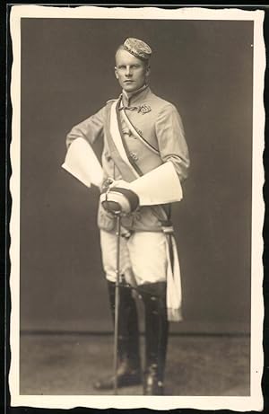 Fotografie A. Blankhorn, Göttingen, Student in vollem Wichs mit Schläger vor der Mensur