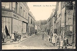 Carte postale Broglie, La Rue du Pont, Blick in Strasse