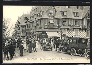 Carte postale Deauville, Le Normandy Hotel et la Rue Gontaul Biron