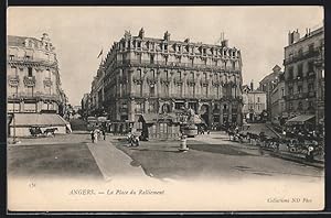 Ansichtskarte Angers, La Place du Ralliement et Grand Hotel mit Vespasienne