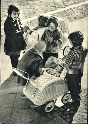 Ansichtskarte / Postkarte Mädchen mit Puppenwagen, Puppen, Treffen