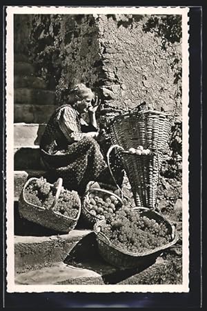 Ansichtskarte Venditrice di frutta, Alte Obstverkäuferin sitzt auf einer Treppe