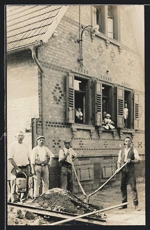 Foto-Ansichtskarte Handwerker mit Schaufeln vor einem Haus