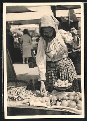 Foto-Ansichtskarte Gemüsehändlerin auf dem Markt bereitet ihren Stand vor