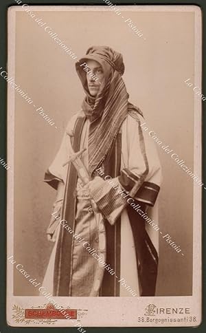 Foto d'epoca, giovane uomo in costume arabo. Studio Schemboche, circa 1880.