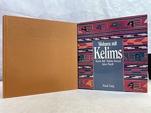 Immagine del venditore per Wohnen mit Kelims. Alastair Hull ; Nicholas Barnard. Fotos von James Merrell. [Aus d. Engl. bertr. von Karin Hein] venduto da Antiquariat Bler