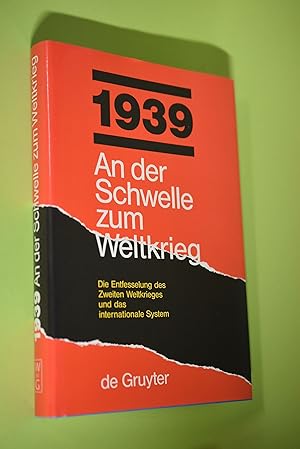 Bild des Verkufers fr 1939 - an der Schwelle zum Weltkrieg : die Entfesselung des 2. Weltkrieges und das internationale System ; [die Internationale Konferenz zum 50. Jahrestag des 1. September 1939 "Die Entfesselung des 2. Weltkrieges und das Internationale System" fand vom 21. bis zum 23. August 1989 im Berliner Reichstagsgebude statt]. hrsg. von Klaus Hildebrand . im Auftr. der Historischen Kommission zu Berlin und des Instituts fr Zeitgeschichte, Mnchen / Historische Kommission zu Berlin: Verffentlichungen der Historischen Kommission zu Berlin ; Bd. 76 zum Verkauf von Antiquariat Biebusch