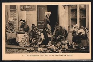 Ansichtskarte Auvergne, Le marchand de sabots, Schuhhändler vor einem Haus