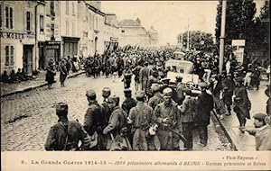Ansichtskarte / Postkarte Reims Marne, 1200 deutsche Kriegsgefangene beim Marsch durch die Stadt,...