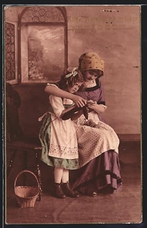 Ansichtskarte Mutter zeigt Tochter wie man strickt