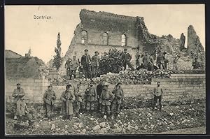 Carte postale Dontrien, des soldats en uniforme an einem maisons en ruines