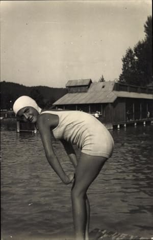 Foto Ansichtskarte / Postkarte Frau in weißem Badeanzug, Portrait im Wasser