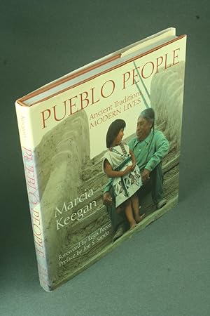 Bild des Verkufers fr Pueblo people: ancient traditions modern lives. Foreword by Regis Pecos. Preface by Joe S. Sando zum Verkauf von Steven Wolfe Books