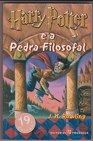 Image du vendeur pour Harry Potter e a Pedra Filosofal (and the Philosopher's Stone)(European Portuguese) mis en vente par Bayfront Bookshelf