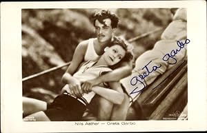 Ansichtskarte / Postkarte Schauspielerin Greta Garbo, Schauspieler Nils Asther, Filmszene, Autogr...