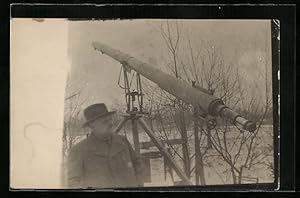 Foto-Ansichtskarte Mann vor einem Fernrohr der Sternwarte