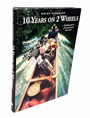 Immagine del venditore per 10 Years on 2 Wheels. 77 countries, 250.000 miles. A photographers's journey around the world. Edited by Dana Payne and Scott Squire. venduto da Antiquariat Dennis R. Plummer