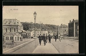 Carte postale St.Mihiel, vue de la rue avec des passants, Hotel Moder