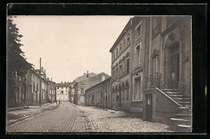 Carte postale Briey, vue de la rue, Gebäude avec Aussentreppe