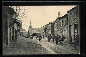 Carte postale Saint-Maurice-sous-les-Cotes, vue de la rue avec des soldats